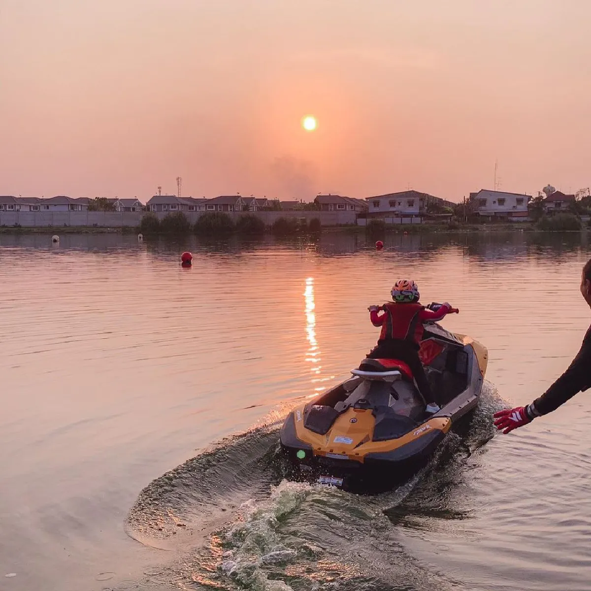 ออเกรซ วัย 4 ขวบ ขี่เจ็ตสกีครั้งแรกบิดไม่ยั้งใจถึง..แม้ขาจะไม่ถึง (คลิป)