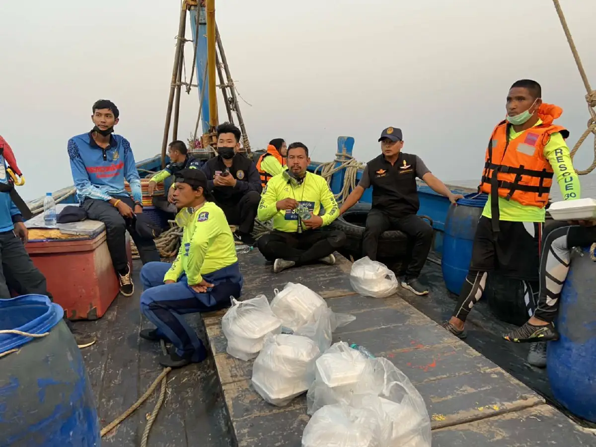 พบแล้ว2ศพลูกเรือประมงล่มกลางทะเลอ่าวไทยยังสูญหายอีก2