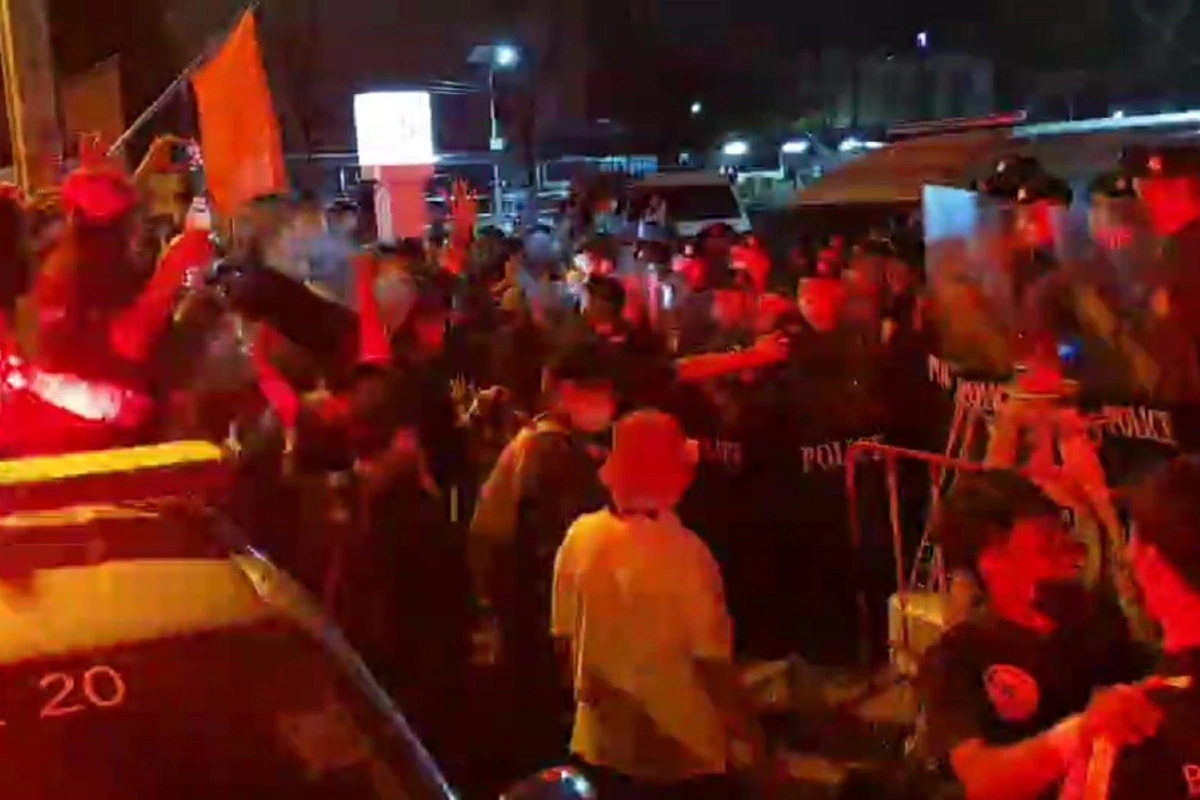 ม็อบบุกหน้าสภ.ขอนแก่นจี้ยกเลิกดำเนินคดีแกนนำราษฎร ปะทะตร.เล็กน้อย