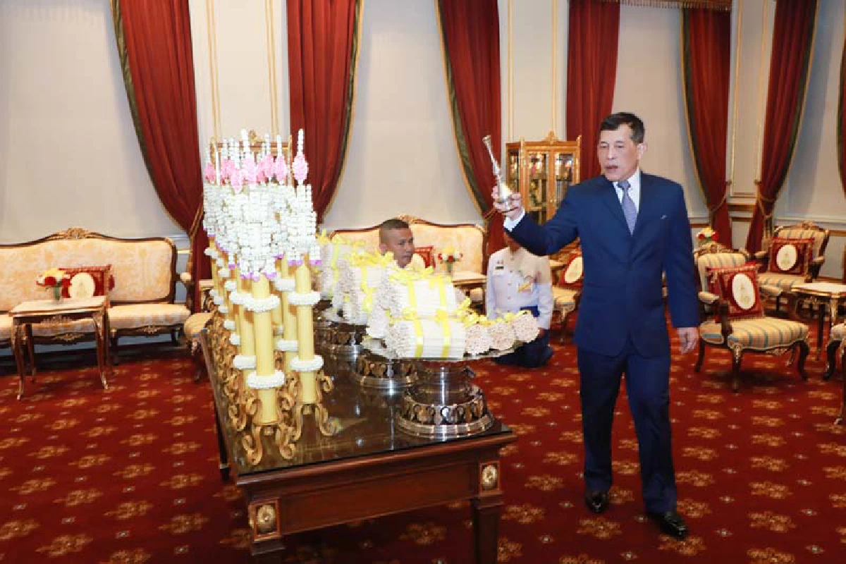 "ในหลวง-พระราชินี"ทรงเจิมเทียนรุ่งในการพระราชกุศลมาฆบูชา