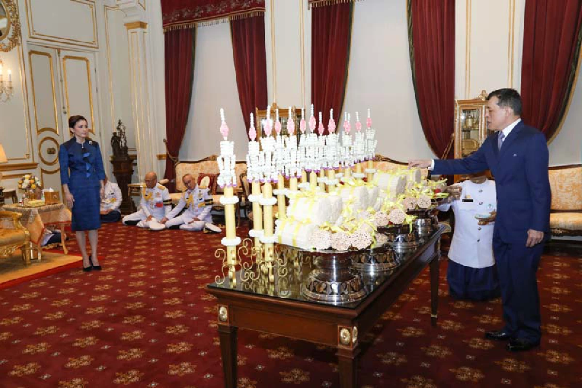 "ในหลวง-พระราชินี"ทรงเจิมเทียนรุ่งในการพระราชกุศลมาฆบูชา