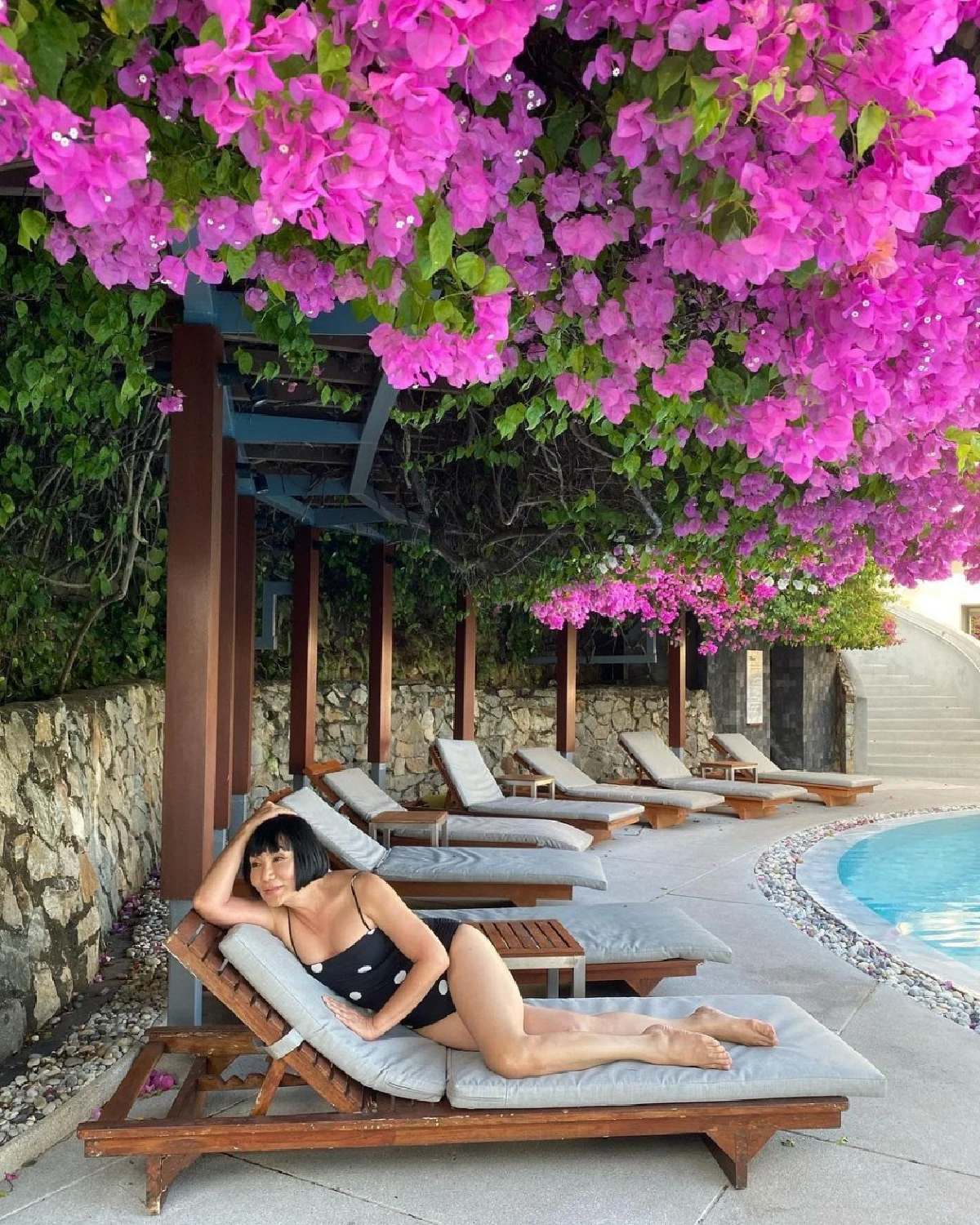 "ม้า อรนภา" อวดความแซ่บในวัย 66 นุ่งชุดว่ายน้ำนอนอาบแดด อวดหุ่นปังริมสระ