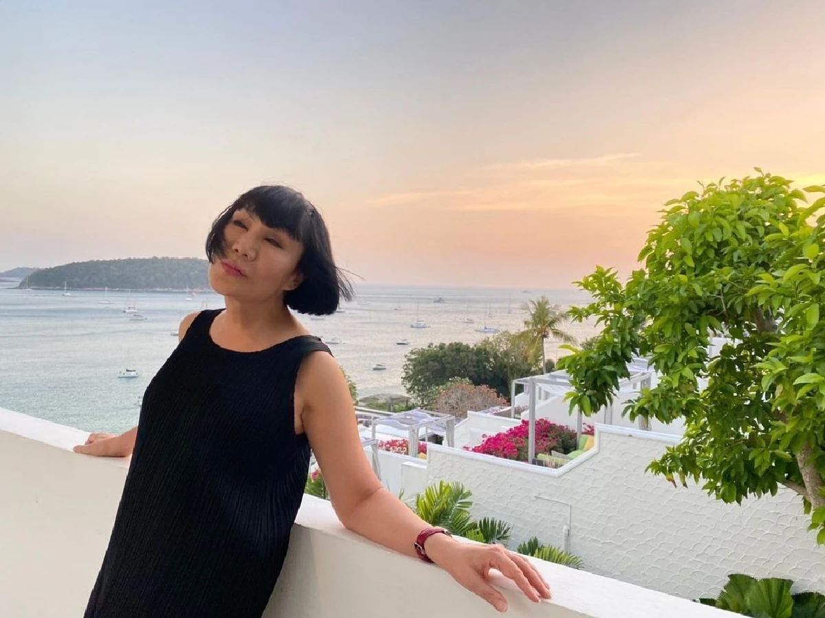 "ม้า อรนภา" อวดความแซ่บในวัย 66 นุ่งชุดว่ายน้ำนอนอาบแดด อวดหุ่นปังริมสระ