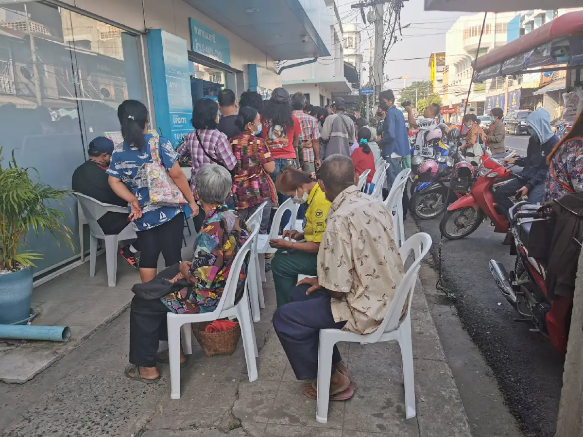 ผู้สูงอายุแน่นหน้าธนาคารเข้าคิดรอลงทะเบียนรับเงิน"เราชนะ"