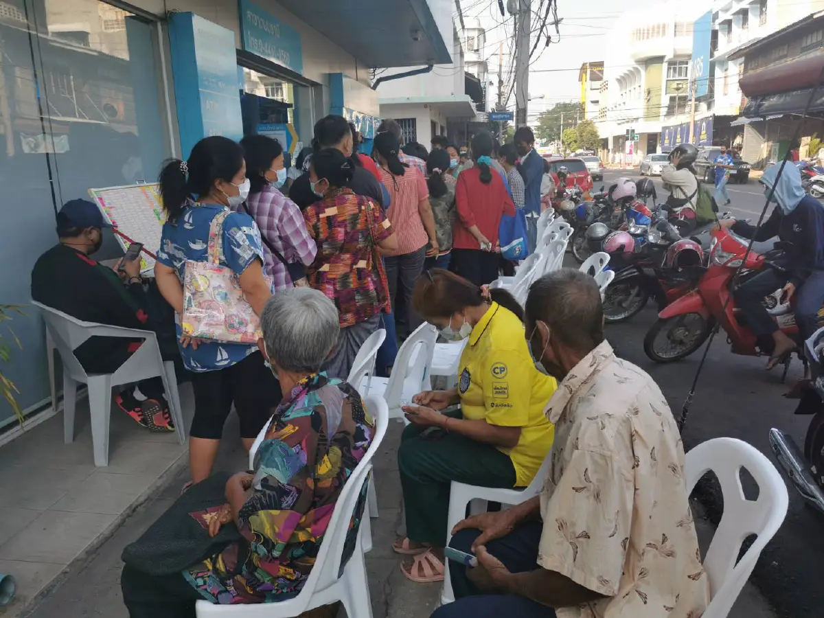 ผู้สูงอายุแน่นหน้าธนาคารเข้าคิดรอลงทะเบียนรับเงิน"เราชนะ"