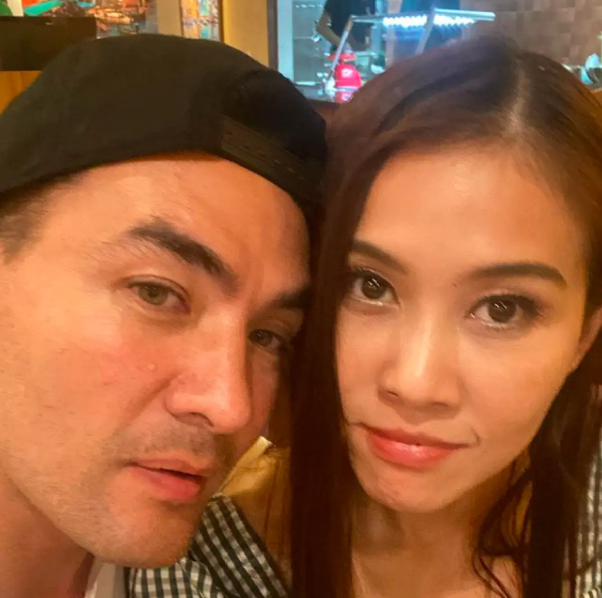 “เอลซี่” ภรรยา “ตั๊ก บริบูรณ์” ประกาศความเป็นเจ้าของ แปะทะเบียนสมรสใบใหญ่ติดข้างประตูรถ