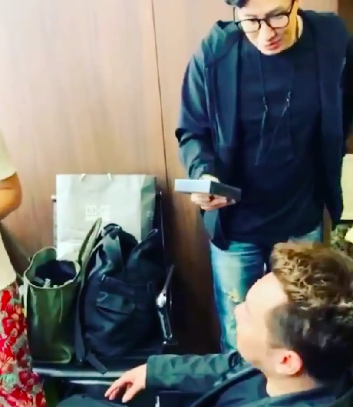 "หนุ่ม กรรชัย" ทำเซอร์ไพรส์ "มดดำ" ซื้อไอโฟนให้! งานนี้ถึงกับไหว้ย่อ