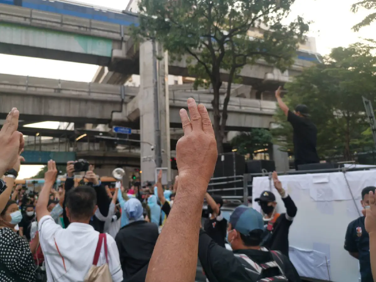 "ม็อบล้มช้าง" เคลื่อนขบวนไปหน้าสตช. จัดกิจกรรมตามนัดหมาย