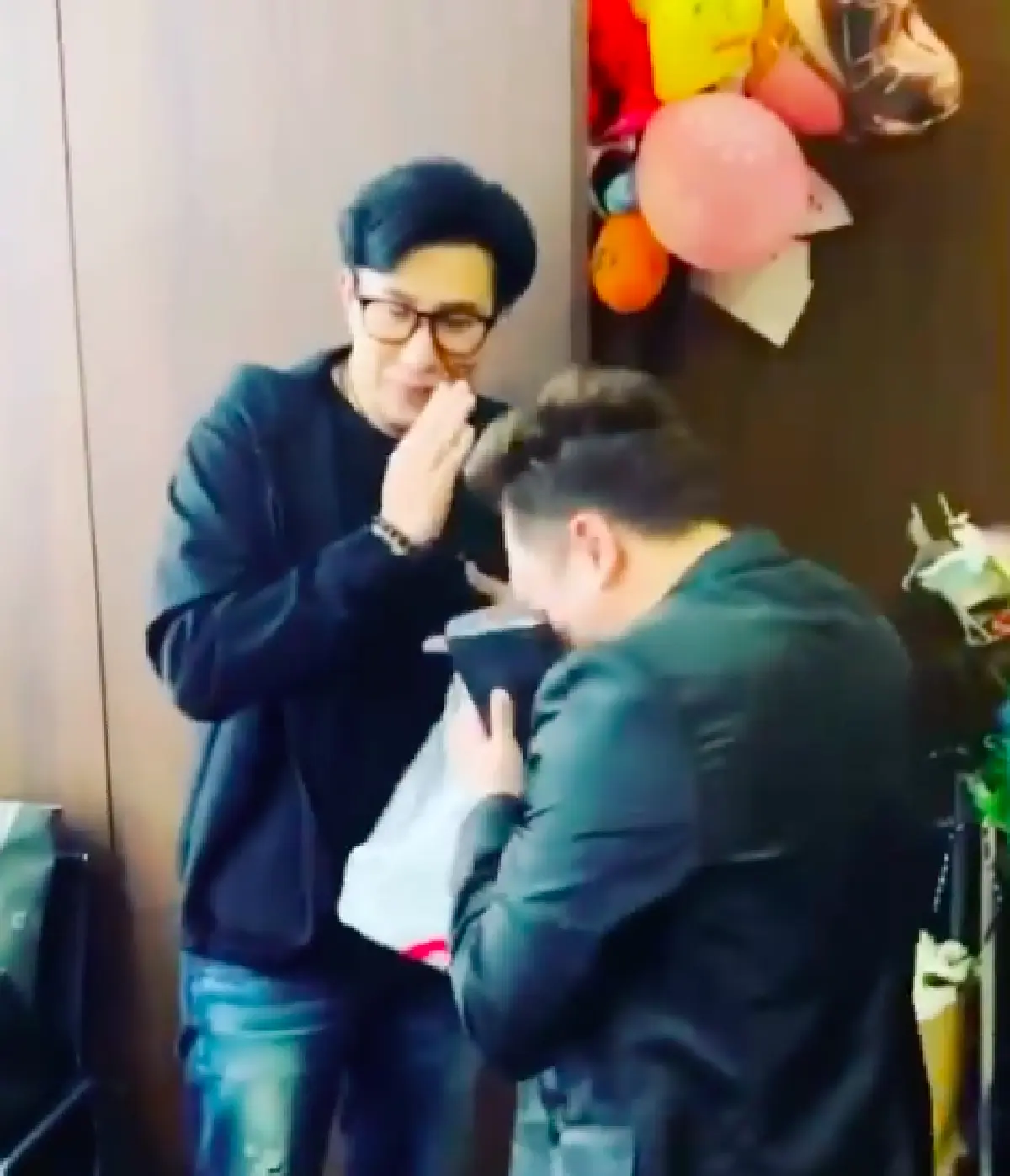 "หนุ่ม กรรชัย" ทำเซอร์ไพรส์ "มดดำ" ซื้อไอโฟนให้! งานนี้ถึงกับไหว้ย่อ