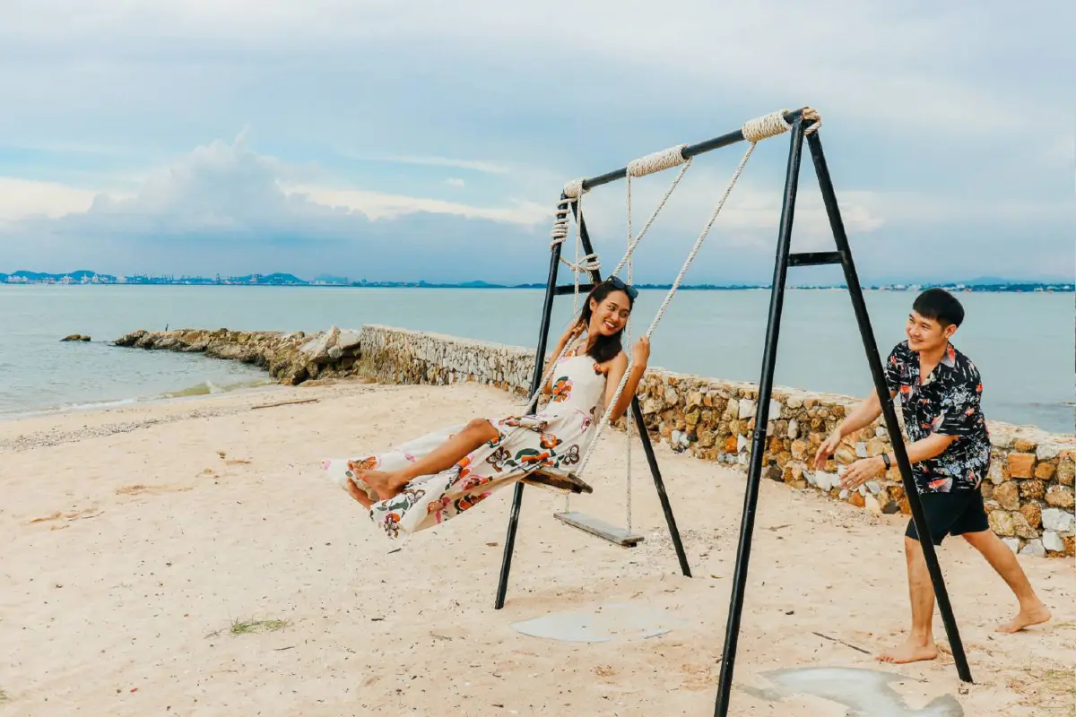 5 ท่าโพสริมหาดรับซัมเมอร์แบบมินิมอลสไตล์