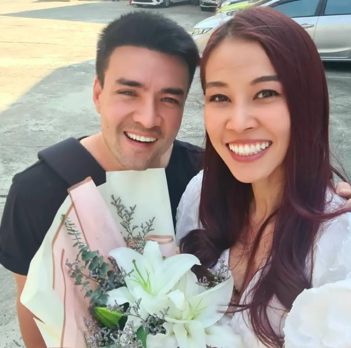 “เอลซี่” ภรรยา “ตั๊ก บริบูรณ์” ประกาศความเป็นเจ้าของ แปะทะเบียนสมรสใบใหญ่ติดข้างประตูรถ