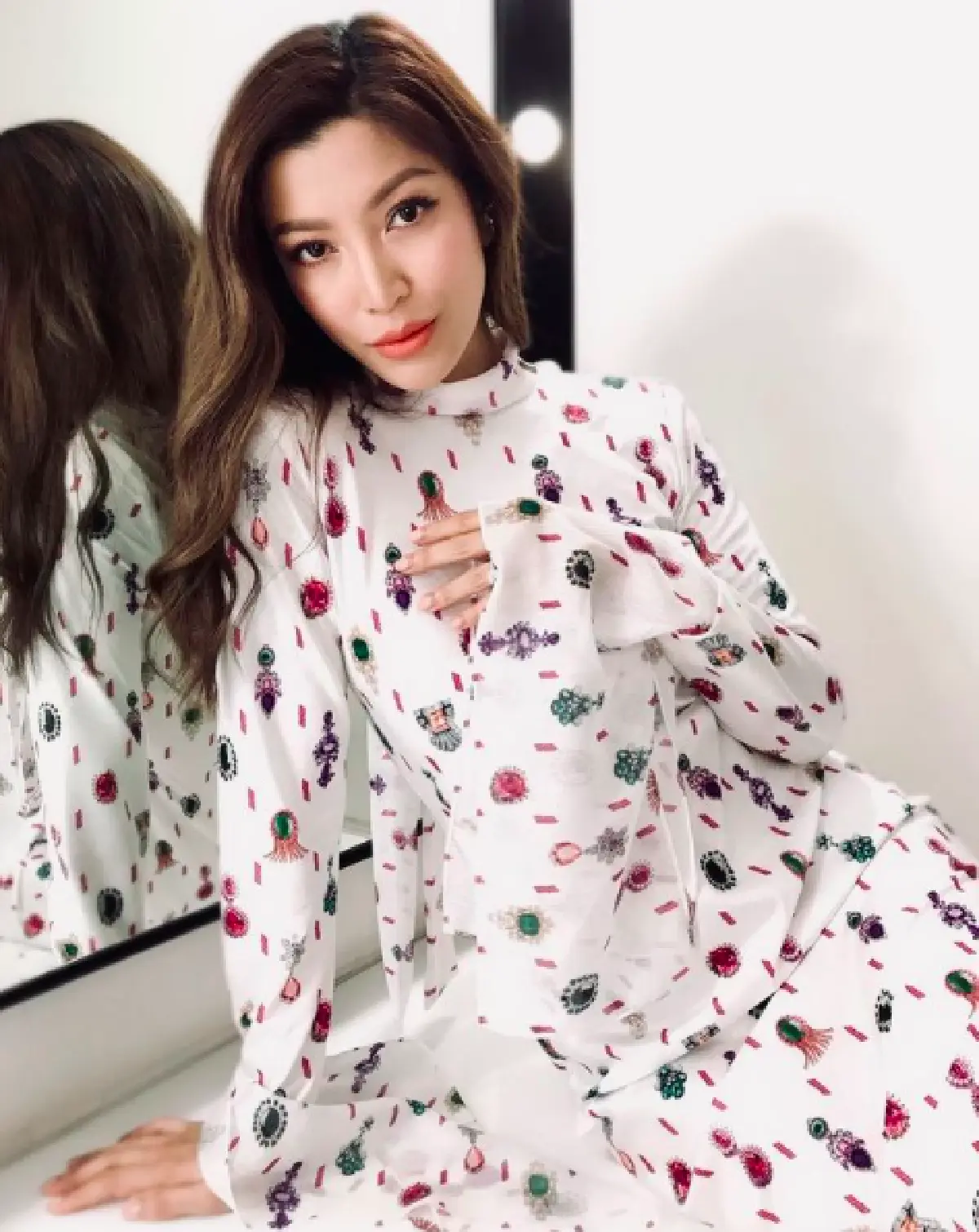 “เอมมี่ มรกต” เผยภาพบ้านสุดอลังการ! ที่กำลังถูกโอบล้อมไปด้วยดอกไม้ที่กำลังบานสะพรั่ง 