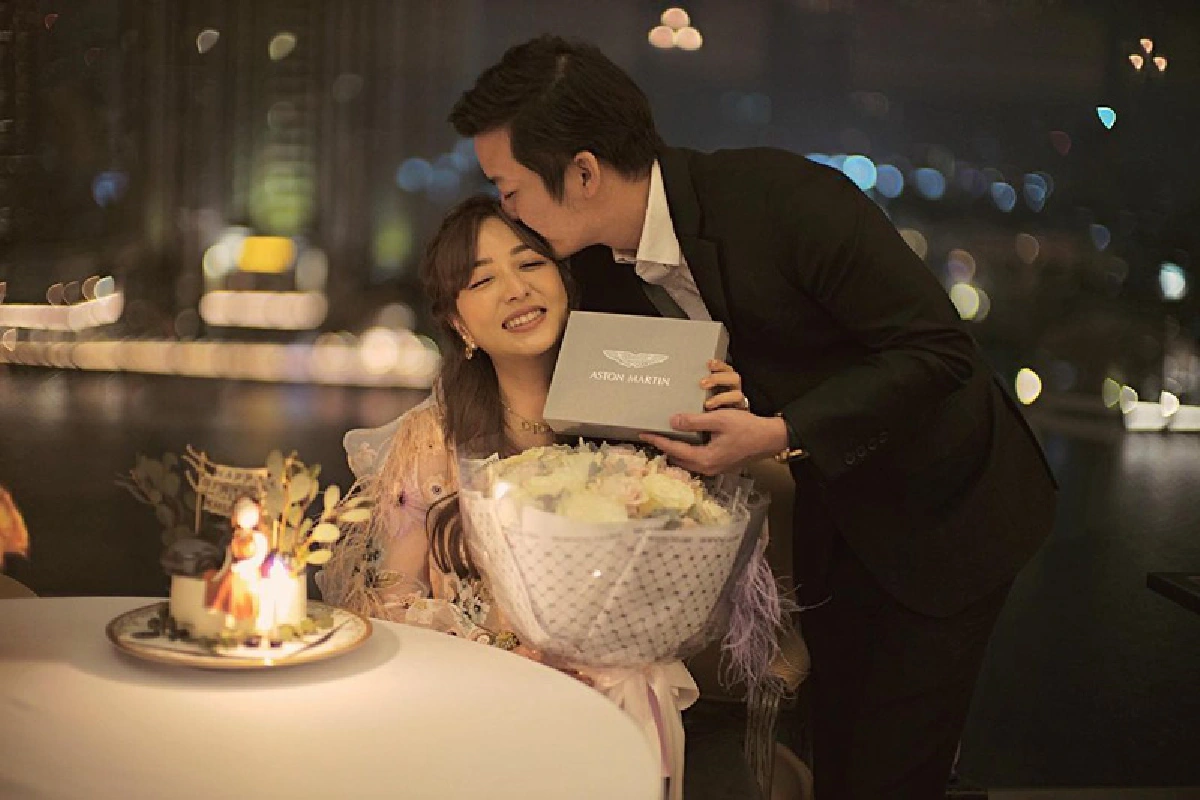 “เชน ธนา” เปย์ภรรยา “เจมส์” ควักกระเป๋าหลัก 10 ล้าน ถอยซูเปอร์คาร์เป็นของขวัญวันเกิด 