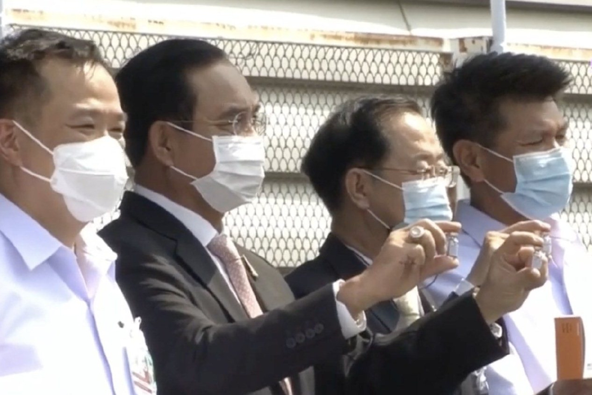 นายกฯขอบคุณทุกฝ่ายร่วมนำวัคซีนโควิดล็อตแรกมาไทยได้สำเร็จ นายกฯขอบคุณทุกฝ่ายร่วมนำวัคซีนโควิดล็อตแรกมาไทยได้สำเร็จ