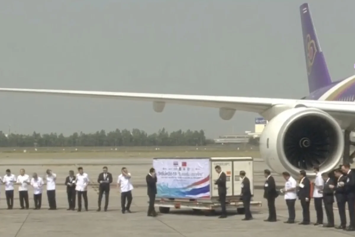 ถึงไทยแล้ว! วัคซีนโควิด2แสนโดสแรกแลนด์ดิ้งสุวรรณภูมิ