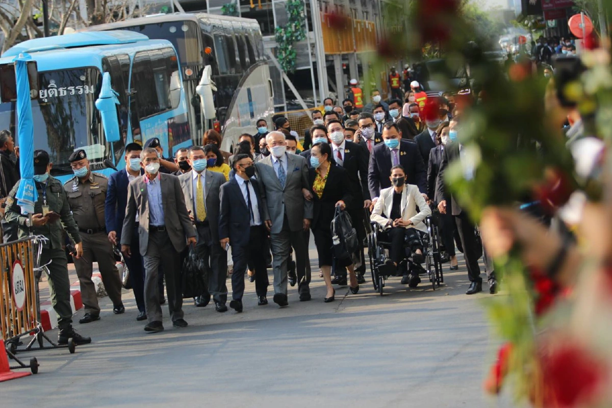 สุเทพพร้อมแกนนำกกปส.ถึงศาลฟังคำพิพากษาคดีร่วมก่อกบฎ