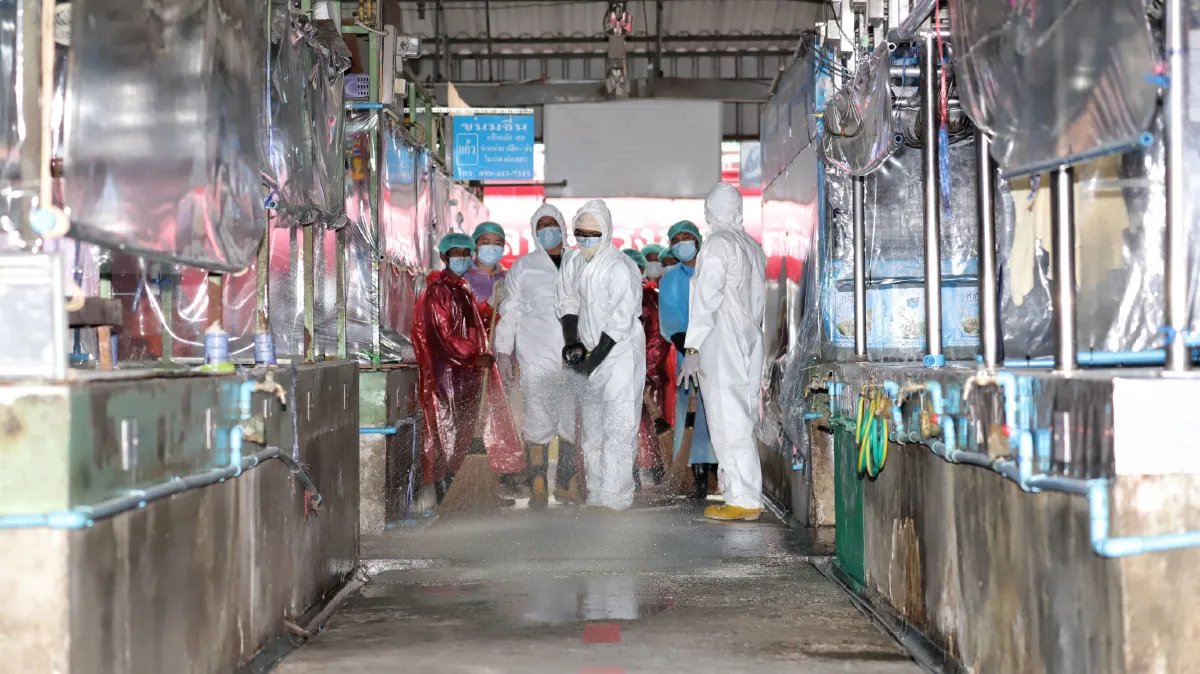 ระดมล้างใหญ่ฆ่าเชื้อโรคตลาดพรพัฒน์รังสิตเตรียมพร้อมเปิด26ก.พ.นี้