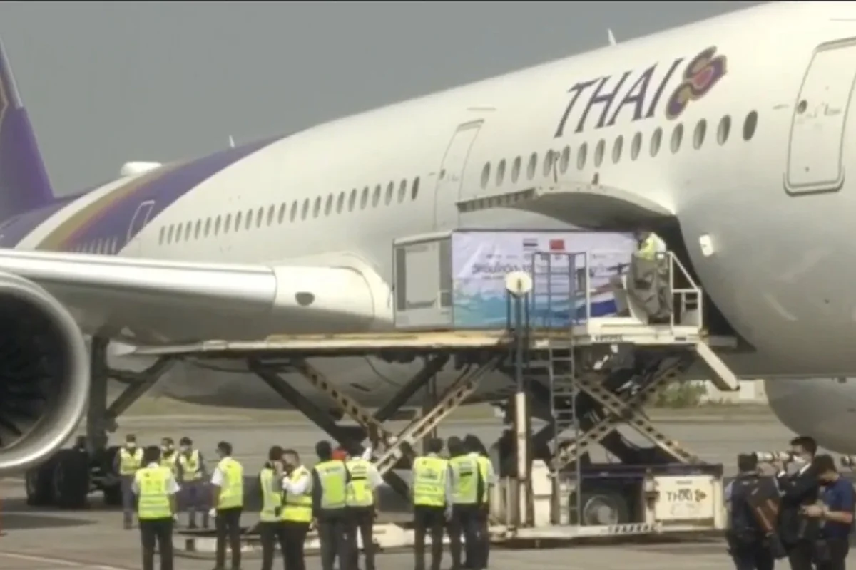 ถึงไทยแล้ว! วัคซีนโควิด2แสนโดสแรกแลนด์ดิ้งสุวรรณภูมิ