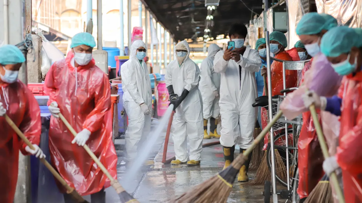 ระดมล้างใหญ่ฆ่าเชื้อโรคตลาดพรพัฒน์รังสิตเตรียมพร้อมเปิด26ก.พ.นี้