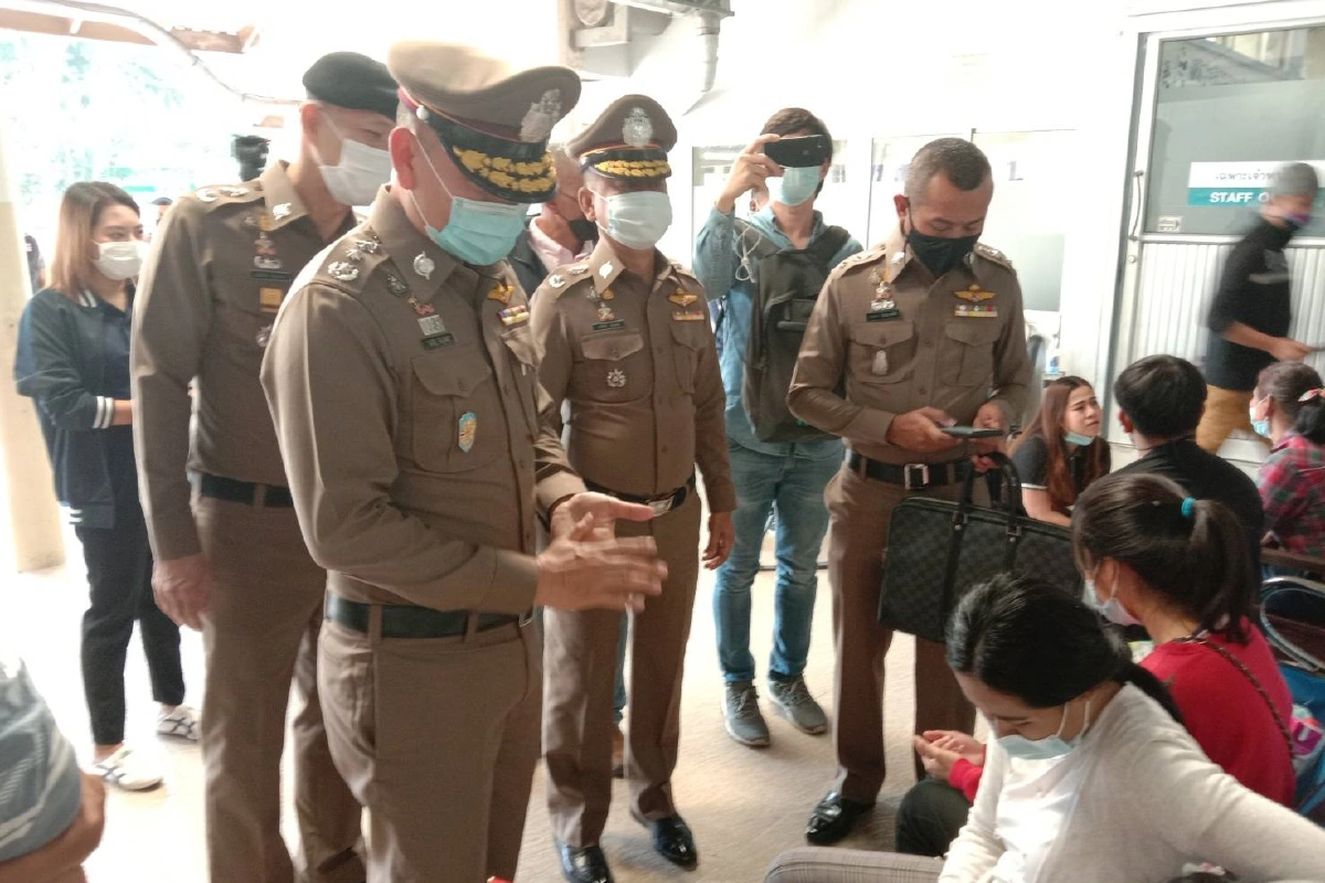 ผบช.ภ.8มอบกระเช้า-เงินเยี่ยมพ่อค้าก๋วยเตี๋ยวถูกลูกน้องยิงเจ็บ ลั่นดำเนินคดีเฉียบขาด