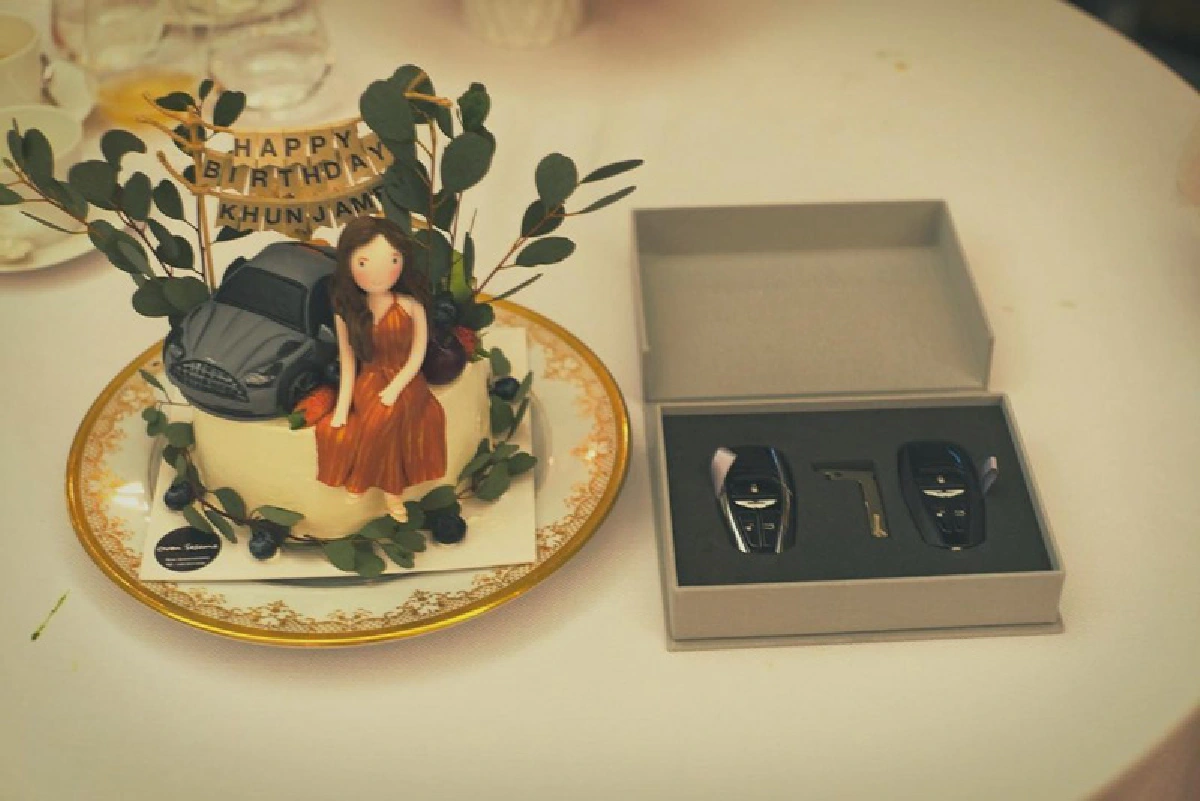 “เชน ธนา” เปย์ภรรยา “เจมส์” ควักกระเป๋าหลัก 10 ล้าน ถอยซูเปอร์คาร์เป็นของขวัญวันเกิด 