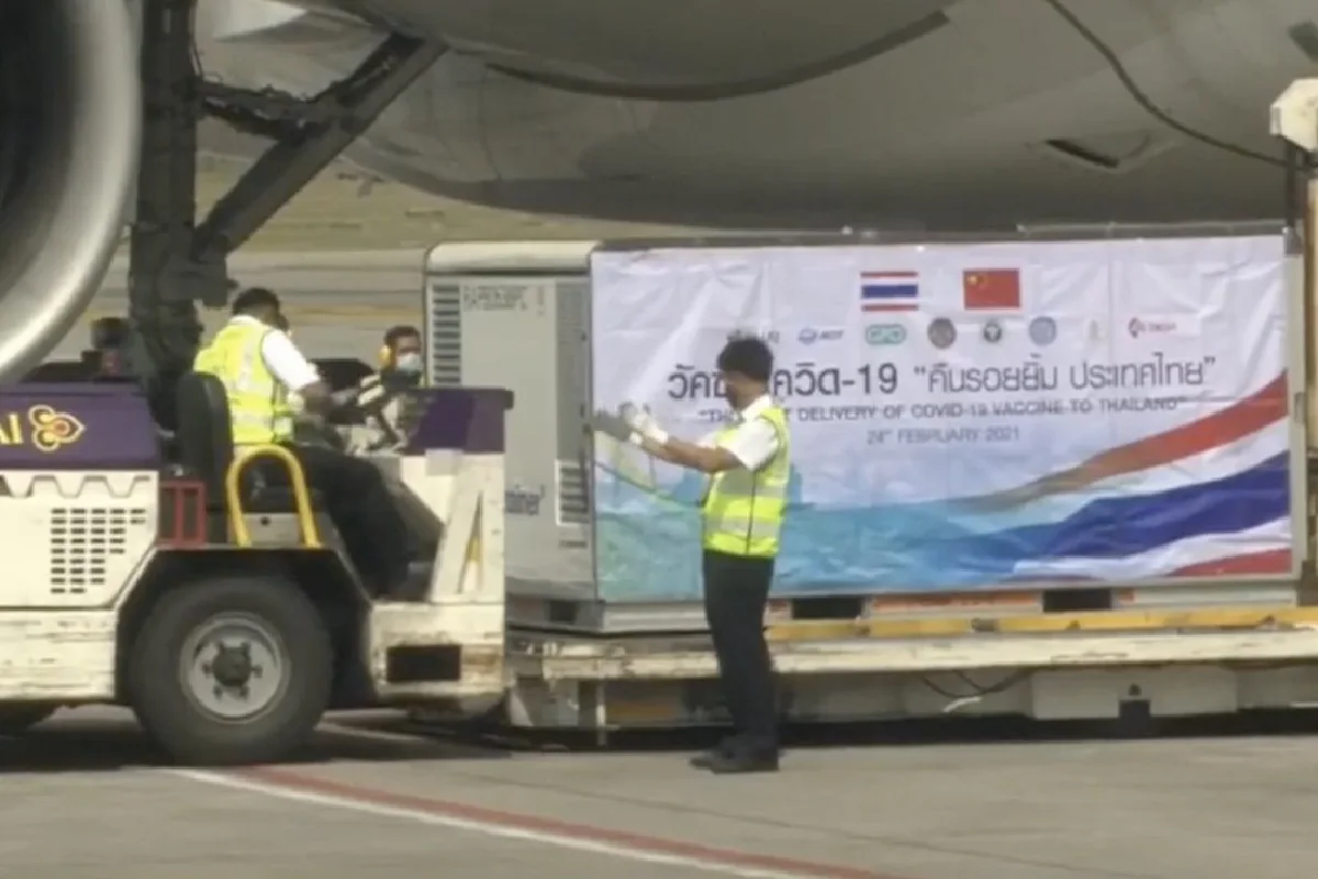 ถึงไทยแล้ว! วัคซีนโควิด2แสนโดสแรกแลนด์ดิ้งสุวรรณภูมิ