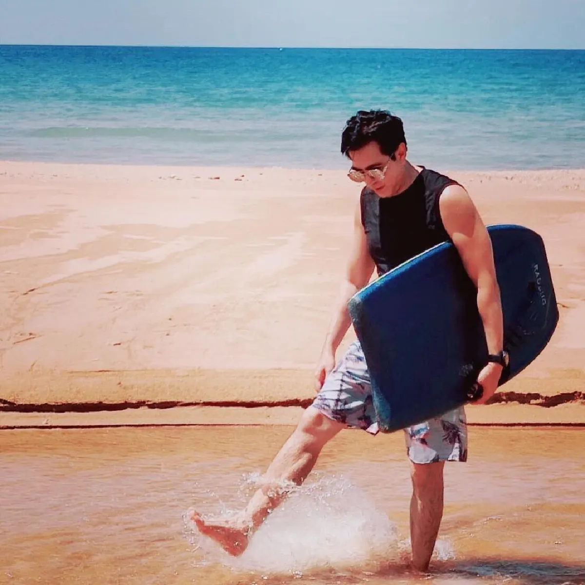 “แซม ยุรนันท์” อวดหุ่นสุดเฟิร์มในวัย 58 ปี ทำแฟนคลับเห็นแล้วใจไม่ดีเลย!