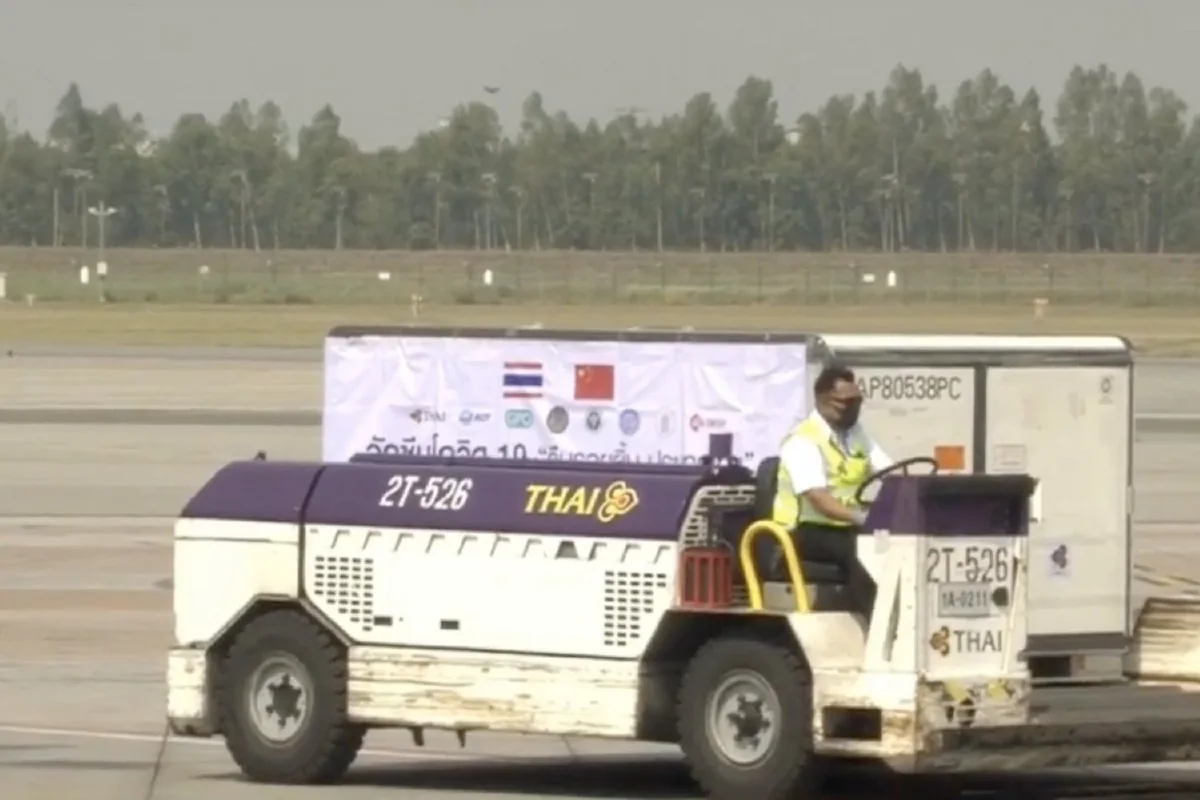 ถึงไทยแล้ว! วัคซีนโควิด2แสนโดสแรกแลนด์ดิ้งสุวรรณภูมิ