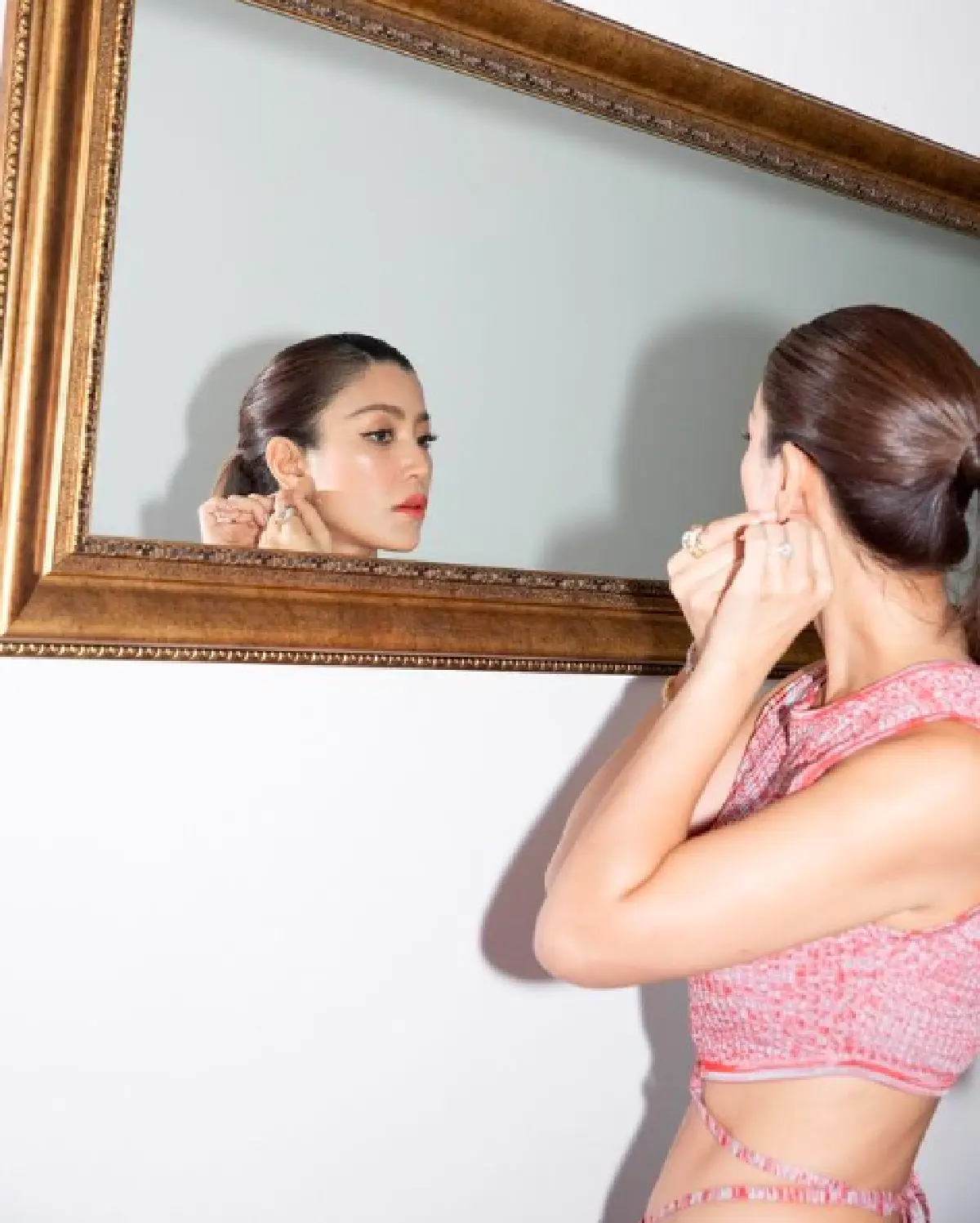 “เอมมี่ มรกต” เผยภาพบ้านสุดอลังการ! ที่กำลังถูกโอบล้อมไปด้วยดอกไม้ที่กำลังบานสะพรั่ง 