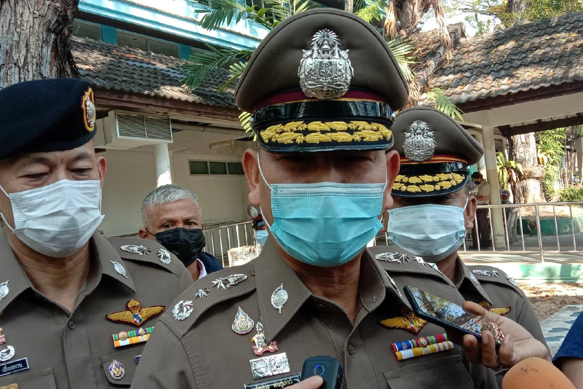 ผบช.ภ.8มอบกระเช้า-เงินเยี่ยมพ่อค้าก๋วยเตี๋ยวถูกลูกน้องยิงเจ็บ ลั่นดำเนินคดีเฉียบขาด