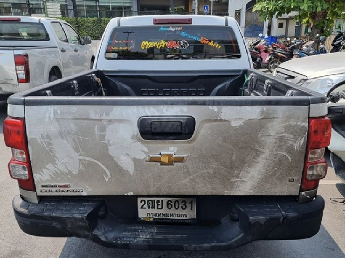 รวบแล้ว!! ชายผมยาวคลั่งชนแท็กซี่-มอไซค์ ต่อยหน้าชักปืนบนสะพาน(มีคลิป)