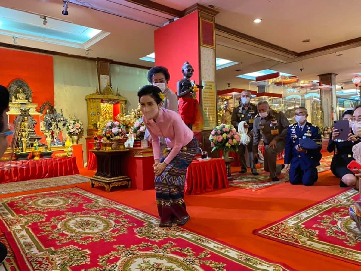 เจ้าคุณพระสินีนาฏฯถวายผ้าไตรเครื่องสังฆทานพระราชทานของในหลวงร.10