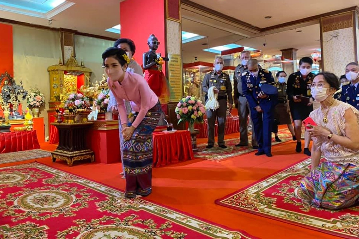 เจ้าคุณพระสินีนาฏฯถวายผ้าไตรเครื่องสังฆทานพระราชทานของในหลวงร.10 เจ้าคุณพระสินีนาฏฯถวายผ้าไตรเครื่องสังฆทานพระราชทานของในหลวงร.10