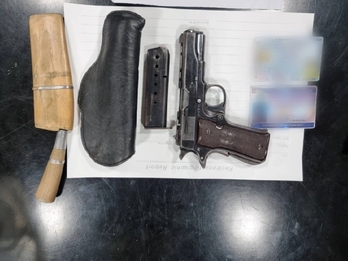 รวบแล้ว!! ชายผมยาวคลั่งชนแท็กซี่-มอไซค์ ต่อยหน้าชักปืนบนสะพาน(มีคลิป)