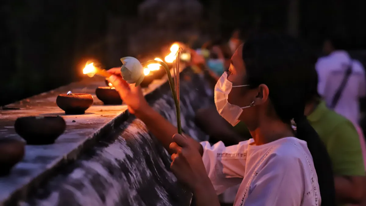 ชาวพุทธร่วมพิธีเวียนเทียนถวายเป็นพุทธบูชาเนื่องในวันมาฆบูชา