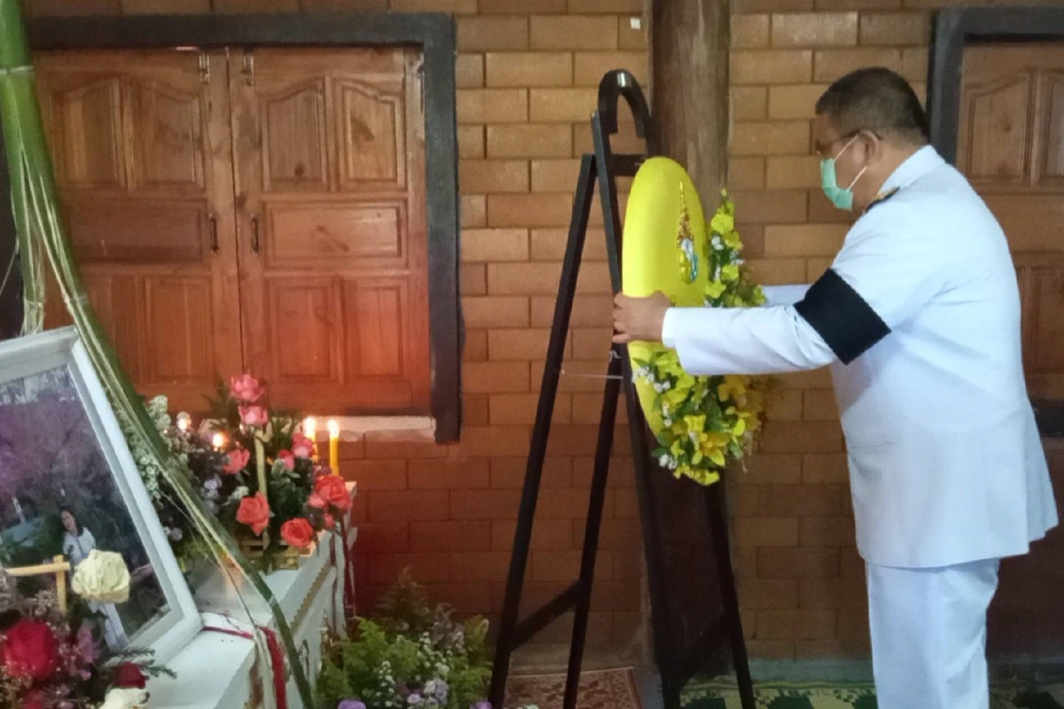 ในหลวงพระราชทานพวงมาลาด.ญ.อาสาดับไฟป่าเสียชีวิต