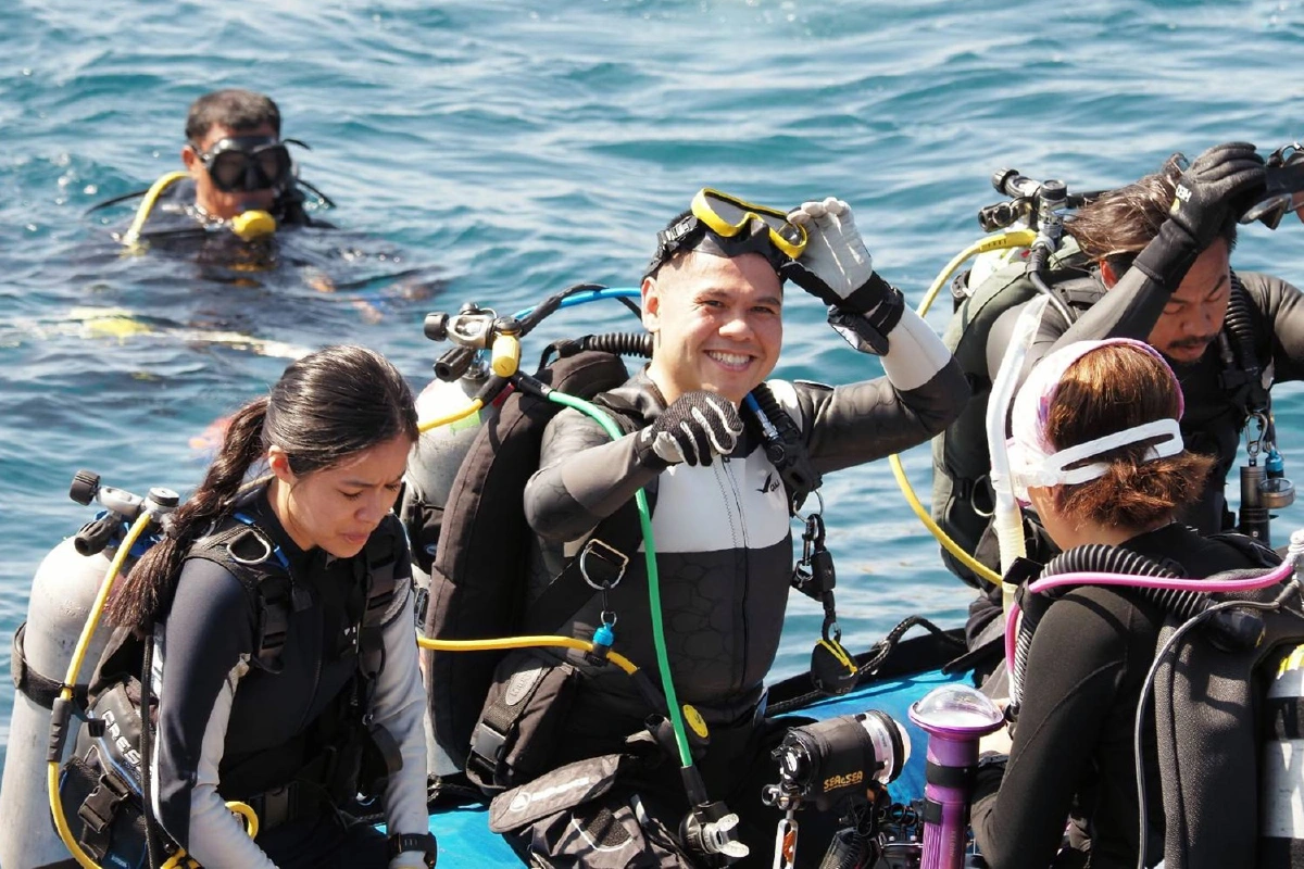 วราวุธนำทีมลงดำน้ำมอบปะการังเทียมเสมือนจริงให้เครือข่ายชุมชนพังงา