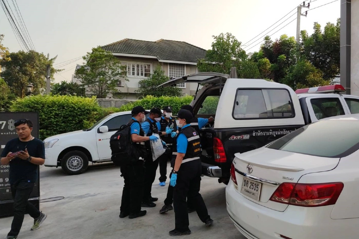 ได้หลักฐาน! ตำรวจค้นบ้านจัดปาร์ตี้ฮาเรมเด็กเอ็นย่านพหล