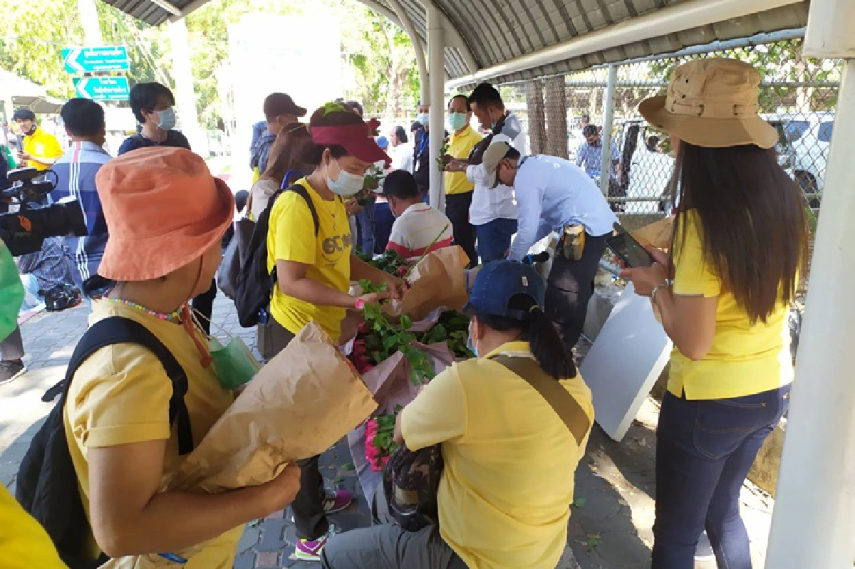 มวลชนคึกคัก!!รอรับ 8 แกนนำ กปปส. 