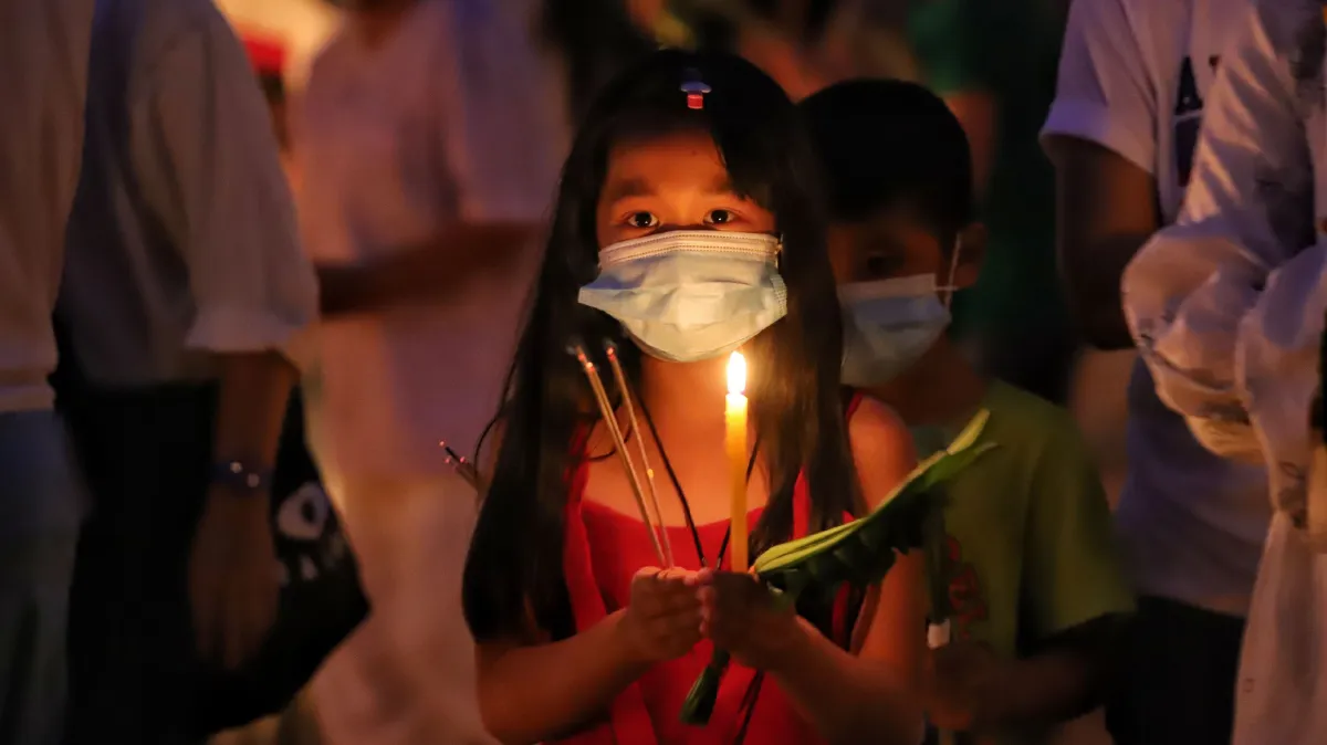 ชาวพุทธร่วมพิธีเวียนเทียนถวายเป็นพุทธบูชาเนื่องในวันมาฆบูชา