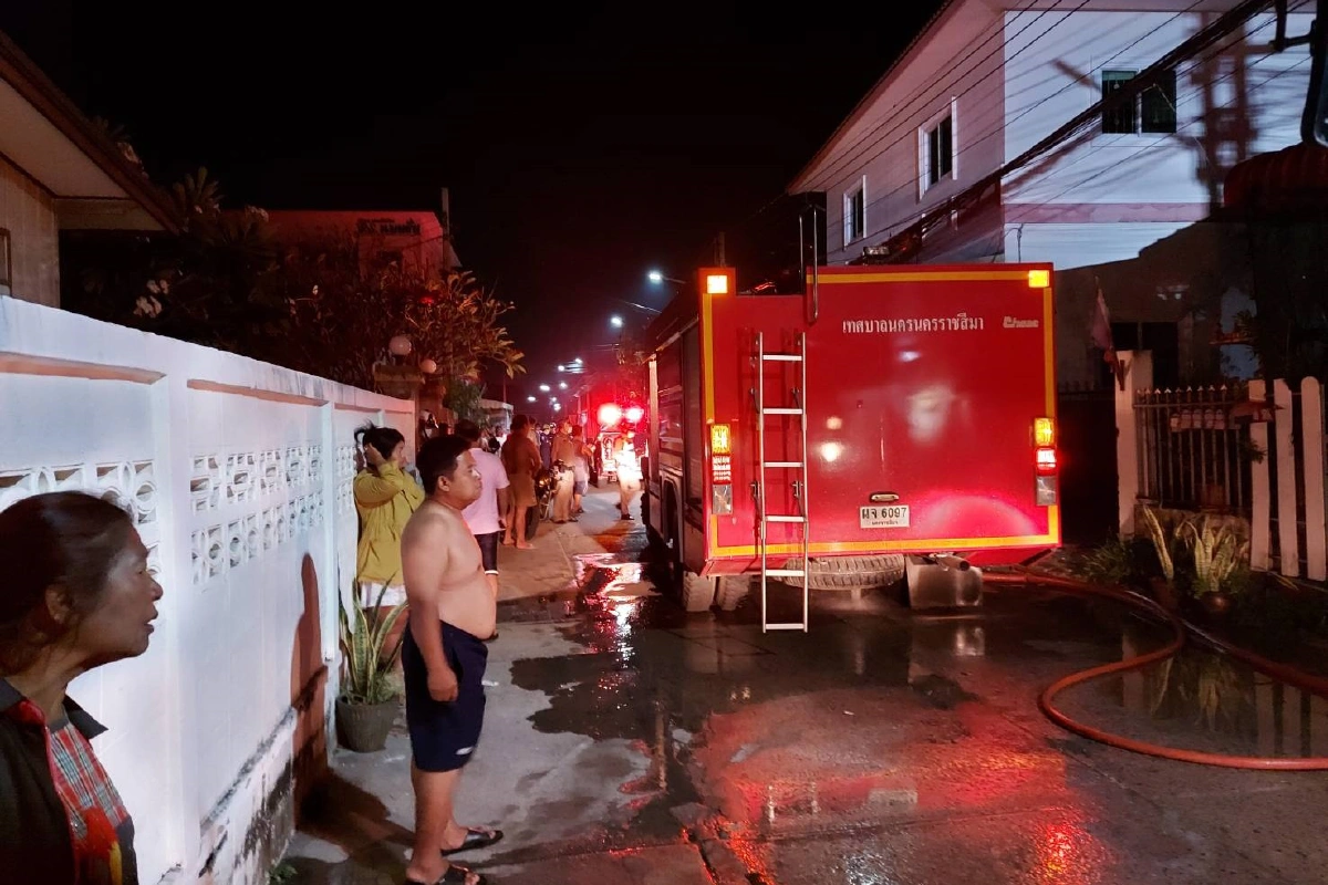 ช่างก่อสร้างใจกล้าฝ่าเพลิงไหม้บ้านช่วยหนุ่มวัย16รอดทั้งคู่