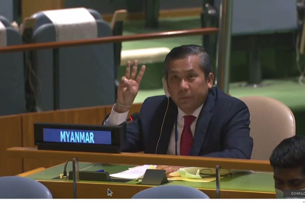ทูตเมียนมาชู 3 นิ้วกลางที่ประชุมยูเอ็นประณามรัฐประหาร ทูตเมียนมาชู 3 นิ้วกลางที่ประชุมยูเอ็นประณามรัฐประหาร