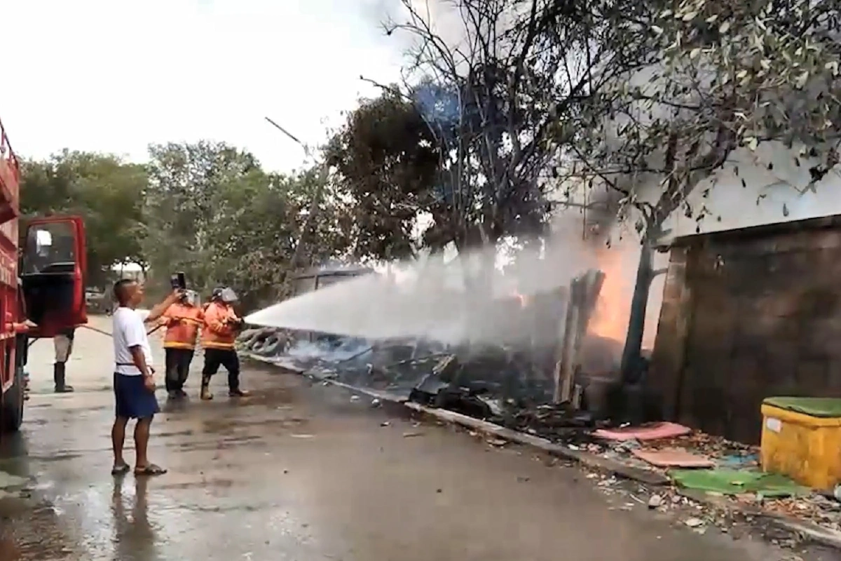 ไฟไหม้ล้อยาง-เบาะรถยนต์หวิดลามศุลกากรสะเดา