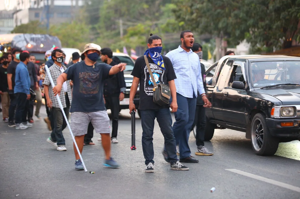 ม็อบปะทะเจ้าหน้าที่ชุลมุนหน้ารพ.ทหารผ่านศึก