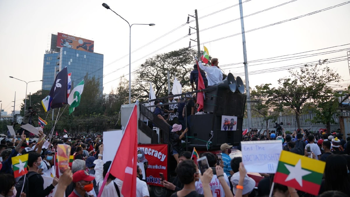 ม็อบดันตู้คอนเทนเนอร์ตัดลวดหนาม ตร.ตรึงแนวกั้นสกัดหน้ารพ.ทหารผ่านศึก