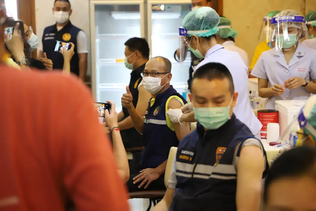 เร่งฉีดวัคซีนโควิดให้บุคลากรด่านหน้าในจ.สมุทรสาคร159ราย
