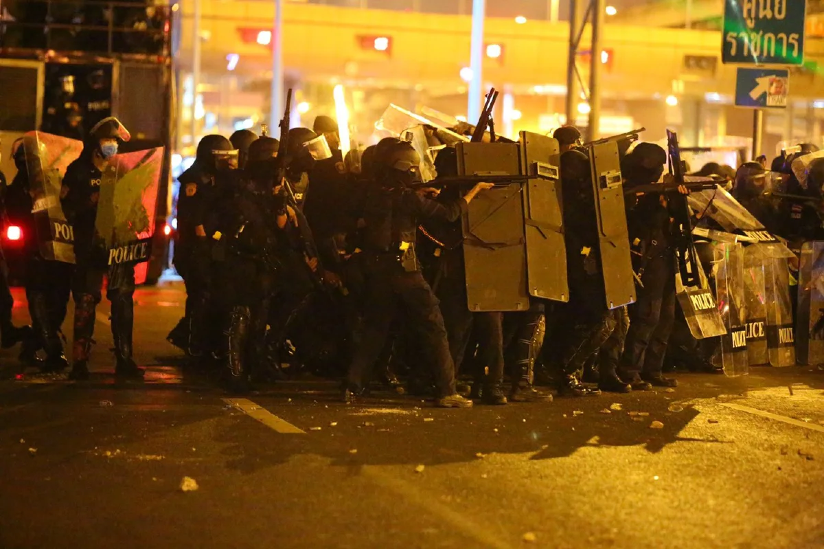 ม็อบหน้ากรมทหารราบที่1ยุติแล้ว หลังปะทะตำรวจชุลมุน