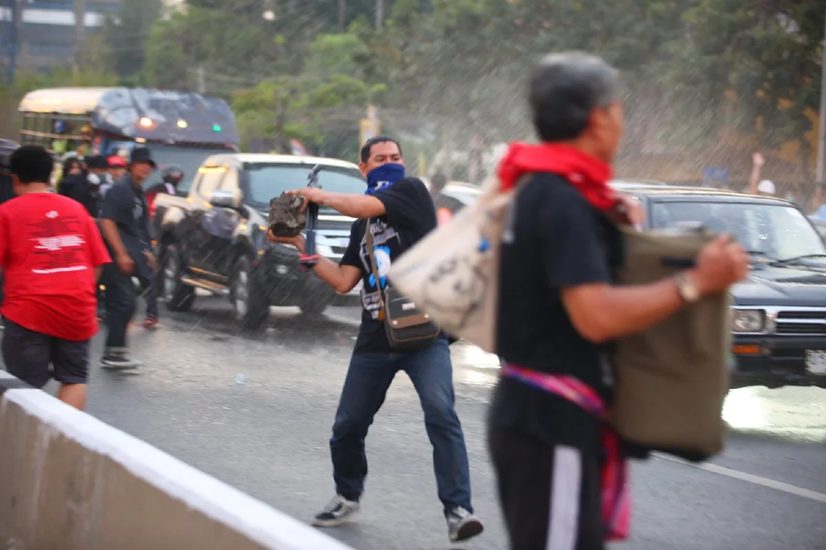 ม็อบปะทะเจ้าหน้าที่ชุลมุนหน้ารพ.ทหารผ่านศึก