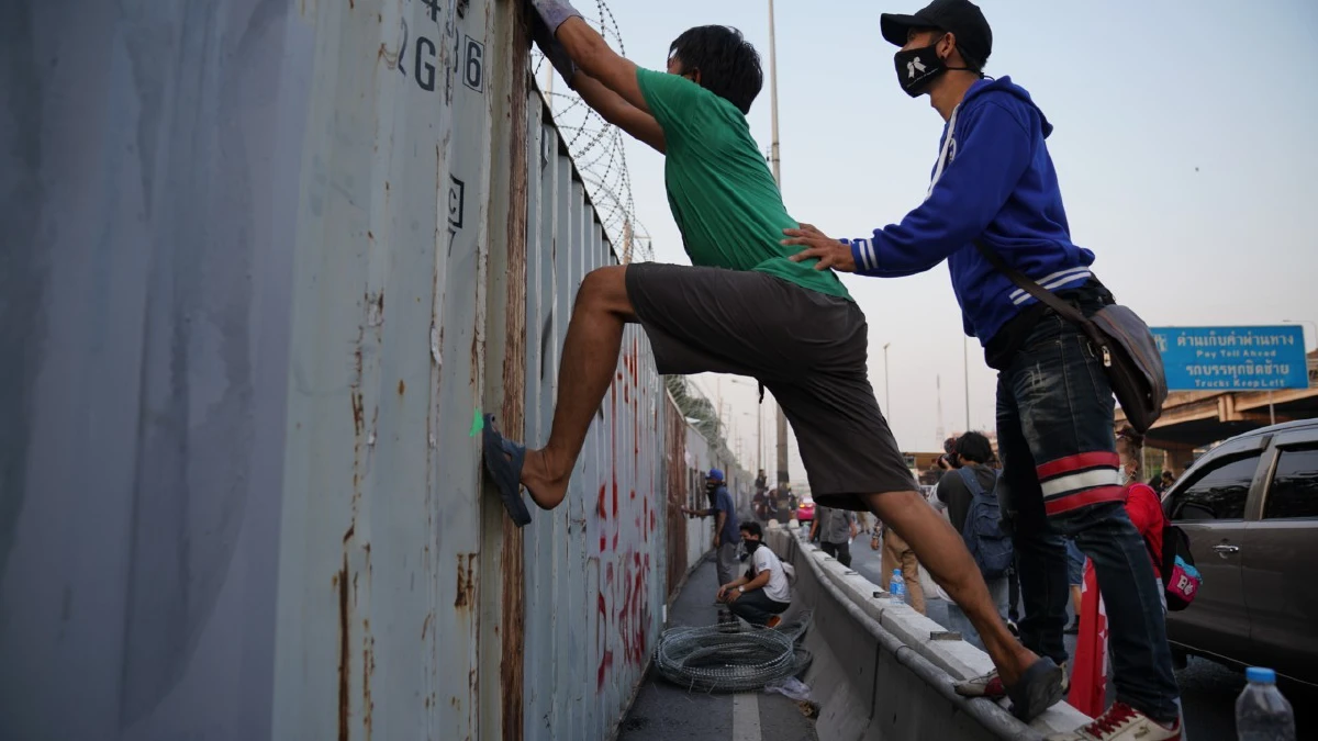 ม็อบดันตู้คอนเทนเนอร์ตัดลวดหนาม ตร.ตรึงแนวกั้นสกัดหน้ารพ.ทหารผ่านศึก