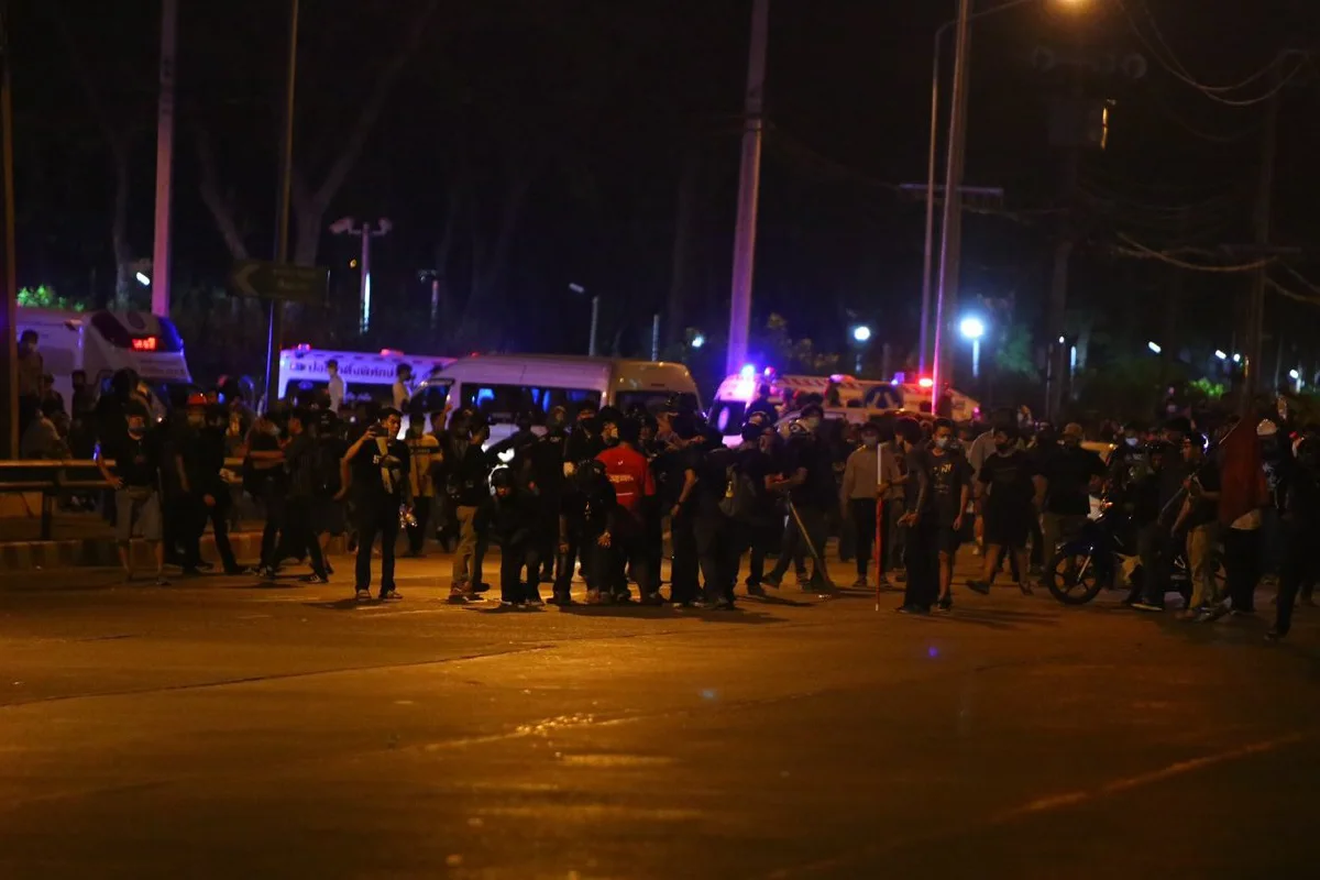 ม็อบหน้ากรมทหารราบที่1ยุติแล้ว หลังปะทะตำรวจชุลมุน